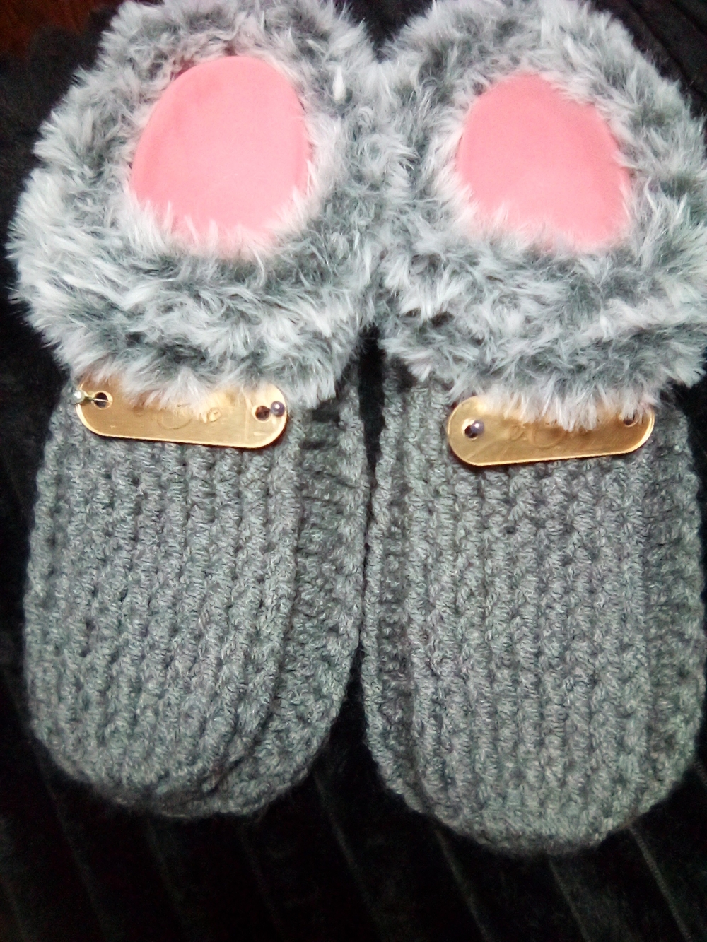 Cozy Grey Knit Faux Fur Slippers with Pink Accent